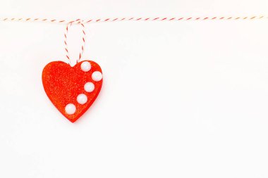 Beyaz bir arka planda boncuklu kırmızı kalp. Sevgililer Günü temalı şablon, kartlar için romantik antet, davetiyeler, fotokopi alanı. Sevgililer Günü konsepti..
