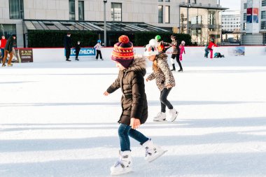 Slovakya. Bratislava.28.12.20.Soft, Seçici odak. Açık hava. Kış sporu. Kışın açık havada eğlenmek..