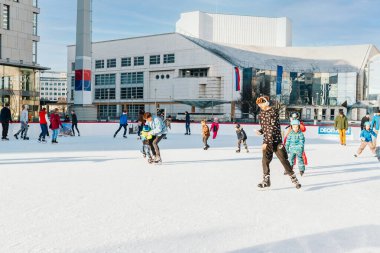 Slovakya. Bratislava.28.12.2018. Açık hava. Kış sporu. Açık hava aktivitelerinin tadını çıkarıyorum. Bir grup genç arkadaş buz pateni pistinde buz pateni yapıyor..