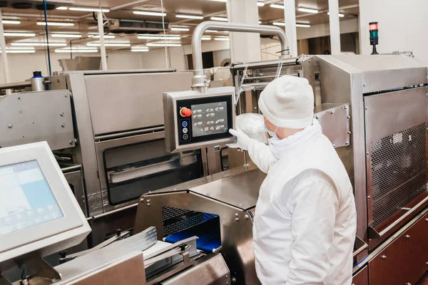 Planta de procesamiento de carne.Equipo industrial en una fábrica de carne.Planta moderna de procesamiento de aves.Personas que trabajan en una fábrica de pollo: foto.Línea de producción automatizada en una fábrica de alimentos moderna. —  Fotos de Stock