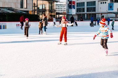Slovakya. Bratislava.28.12.2018 Soft, seçici odaklanma. Kış sporu. İnsanlar buz pateni pistinde buz pateni yapıyor.