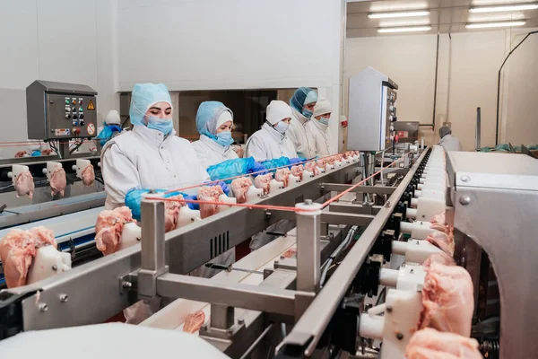 Linea di produzione automatizzata con confezionamento e taglio di carne nella moderna industria alimentare.Attrezzature per la lavorazione della carne. Linea di produzione di filetti di pollo di carne alimentare in imballaggi in plastica sul trasportatore. — Foto Stock