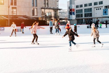 Slovakya. Bratislava.28.12.2018. Açık hava. Kış sporu. Bir grup genç arkadaş buz pistinde buz pateni yapıyor. Kışın açık havada eğleniyorlar..