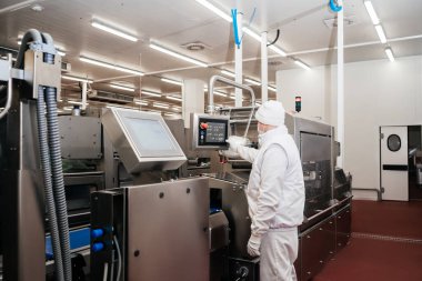 Modern gıda fabrikasında et paketleme ve kesme ile otomatikleştirilmiş üretim hattı. Et işleme ekipmanları.