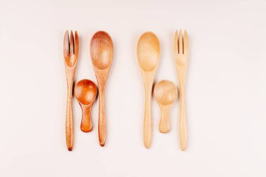 Yeniden kullanılabilir kullanım için ahşap çatal bıçak. Çevre koruma kavramı. Doğal malzemelerden yapılmış. Plastik ücretsiz. Çevre dostu bambu yeme, ahşap kesici.