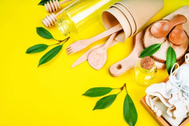 Doğal malzemelerden yapılmış ekolojik sofra takımı. Plastiksiz hayat. Tek kullanımlık ekolojik eşyalar. Geri dönüşüm konsepti..