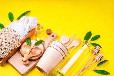 Doğal malzemelerden yapılmış ekolojik sofra takımı. Plastiksiz hayat. Tek kullanımlık ekolojik eşyalar. Geri dönüşüm konsepti..