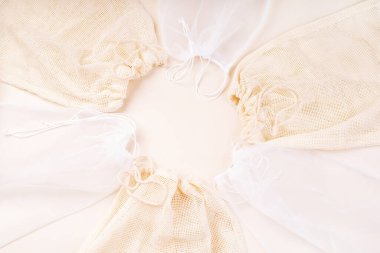 Eko torbalar. Beyaz arka planda çeşitli çevre çantaları. Sürdürülebilir yaşam tarzı. Sıfır atık bileşimi depolama için tring ve tuval poşetleri ile minimum atık. Sıfır atık, çevre dostu alışveriş..