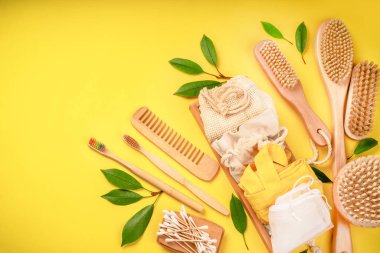 Hijyen, yüz ve vücut bakımı için çevre dostu materyallerden yapılmış eşyalar. Plastiksiz arka plan. Doğal malzemelerden yapılmış kişisel bakım ürünleri. Sıfır atık kavramı..