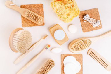 Plastiksiz konsept. Hijyen, yüz ve vücut bakımı için doğa dostu malzemelerden yapılmış eşyalar. Doğal malzemelerden yapılmış kişisel bakım ürünleri..