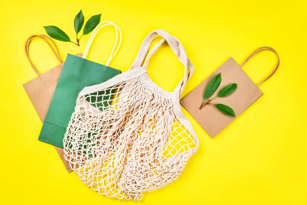 Eco Bags Una Variedad Bolsas Ecológicas Sobre Fondo Amarillo Cero — Foto de Stock