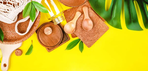 Çevre dostu tek kullanımlık eşyalar. Geri dönüşüm kavramı. Sarı arka planda, boş, tek kullanımlık çevre dostu plakalar. Doğal malzemelerden yapılmış ekolojik sofra takımı..