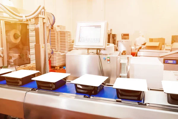 Línea de producción de envasado y corte de carne.Productos alimenticios carne de pollo en envases de plástico en el transportador. Fábrica de carne de aves de corral. Línea de fábrica de trabajo. —  Fotos de Stock