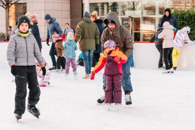 Slovakya.Bratislava.05.01.20.Soft, Seçici Odaklanma Kış etkinliklerinin tadını çıkarıyorum. Kış sporu. Avrupa 'daki City Park Buz Pisti' nde insanlar buz pateni yapıyor..