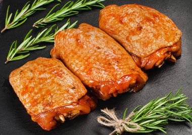 Baharatlı tavuk budu pankartı için arka plan. Mangal yapmak için baharatlı çiğ tavuk eti. Harika bir manzara. Konforlu yemekler, önceden pişirilmiş..