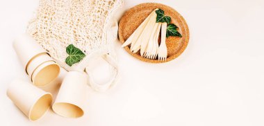 Eko el yapımı kağıt masa örtüsü. Kağıt bardaklar, fast food kapları. Anlaşıldı. Geri dönüşüm, çevre dostu konsept. Tek kullanımlık çatal bıçak, tabak, kaşık, bıçak, çatal, hafif bir arka plan.