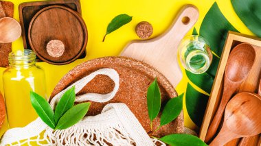 Çevre dostu tek kullanımlık eşyalar. Geri dönüşüm kavramı. Sarı arka planda, boş, tek kullanımlık çevre dostu plakalar. Doğal malzemelerden yapılmış ekolojik sofra takımı..