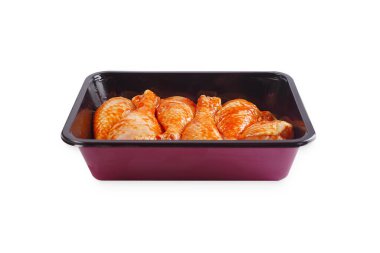 Uygun yiyecek, önceden pişirilmiş. Terbiye edilmiş tavuk çubuğu, beyaz izole edilmiş arka planda süpermarket için tepside. Pişirme tepsisi.