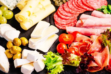 Üst manzara. Antipasto tabağı. Peynirli soğuk et tabağı..