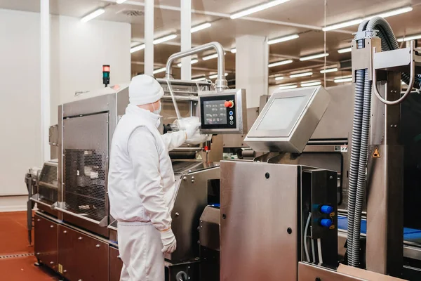 Linea di produzione automatizzata con imballaggio e taglio di carne nella moderna industria alimentare.Attrezzature per la lavorazione della carne. — Foto Stock