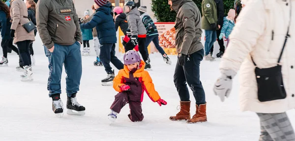 Slovakia.Bratislava.05.01.2020.Foco suave e seletivo.Pessoas patinando no gelo na pista de gelo City Park na Europa. Grupo de amigos adolescentes patinação no gelo em uma pista de gelo. Desfrutando de atividades ao ar livre de inverno. — Fotografia de Stock