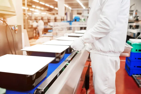 Línea para la producción de carne con envasado y corte. Equipo industrial en una fábrica de carne.Planta de procesamiento de carne.Línea de fábrica de trabajo.Pollo de la industria alimentaria.Línea de producción de carne. —  Fotos de Stock