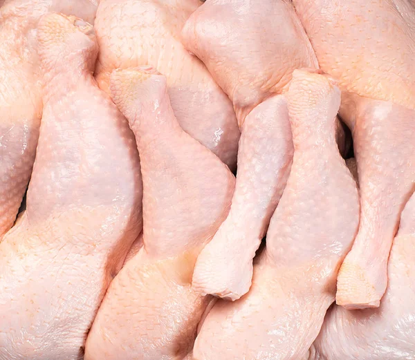 Surowe mięso z kurczaka. Świeże nogi kurczaka ze skórą wiele sztuk zbliżenie do supermarketu, handel detaliczny. — Zdjęcie stockowe