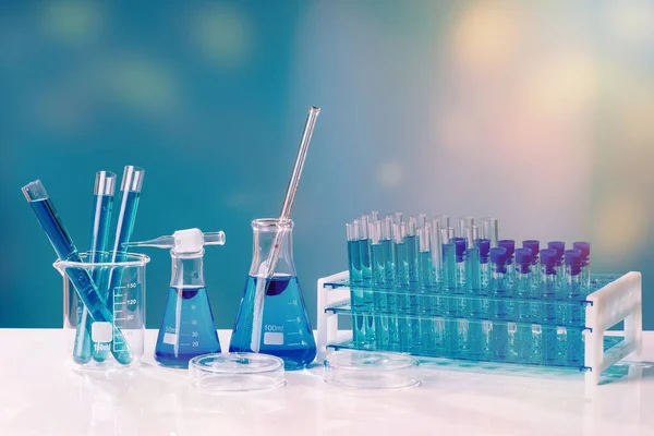Coleção de frascos médicos em um fundo azul.Frasco de vidro de ciência fundo banner laboratório de química azul. Conceito de medicamento. — Fotografia de Stock