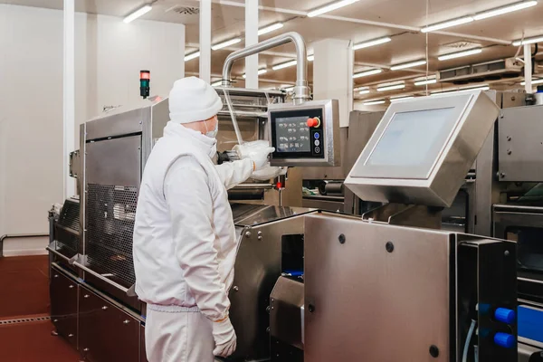 Linea per la produzione di prodotti a base di carne semilavorati. Fabbrica per la produzione di alimenti a base di carne. Cinghia di trasporto alimentare. Linea di produzione automatizzata in una moderna fabbrica alimentare. — Foto Stock