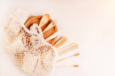Çevre dostu bir torba içinde tek kullanımlık kağıt bardaklar. Plastik kızartma konsepti. Düz açılı. Boşluğu kopyala. Geri dönüşüm konsepti. Çevre dostu tek kullanımlık sofra takımı..