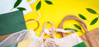 Çevre çantaları. Sürdürülebilir yaşam tarzı. Sıfır atık, çevre dostu alışveriş. Üst manzara, düz alan. Depolama için tuval ve bez torbalarla sıfır atık bileşimi.