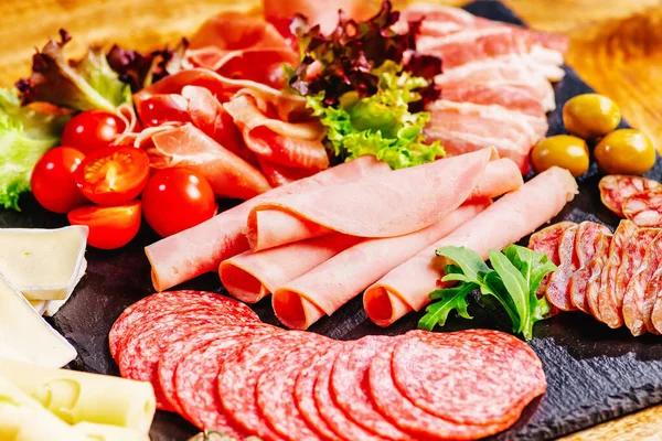 Кусочки Вкусной Испанской Колбасы Концепция Здорового Питания Ассортимент Мяса Салями — стоковое фото