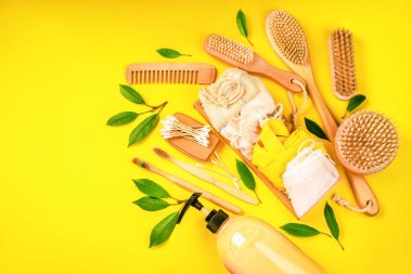 Hijyen, yüz ve vücut bakımı için çevre dostu materyallerden yapılmış eşyalar. Plastiksiz arka plan. Doğal malzemelerden yapılmış kişisel bakım ürünleri. Sıfır atık kavramı. Plastiksiz konsept.
