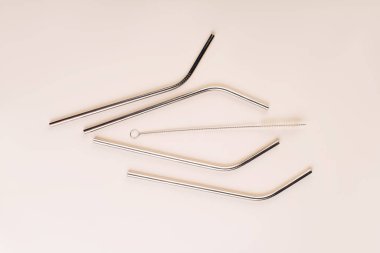 Beyaz arka planda metal yeniden kullanılabilir borular. Uzayı kopyala. Ekolojik, doğal materyaller. Sıfır atık ve çevre dostu, plastiksiz konsept..