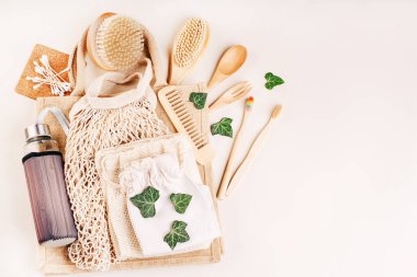 Plastiksiz konsept. Hijyen, yüz ve vücut bakımı için doğa dostu malzemelerden yapılmış eşyalar. Doğal malzemelerden yapılmış kişisel bakım ürünleri..