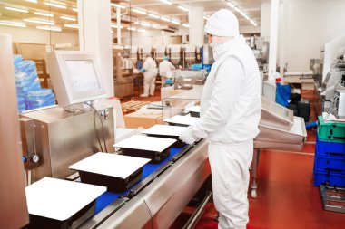 Et işleme tesisi. Et üretim hattı. Et üretimi için ambalajlama ve kesme hattı. Bir et fabrikasında endüstriyel ekipman..