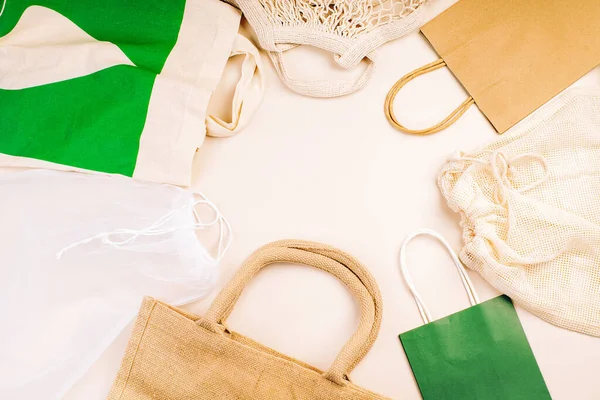 Μια Ποικιλία Από Eco Bags Λευκό Φόντο Βιώσιμος Τρόπος Ζωής — Φωτογραφία Αρχείου