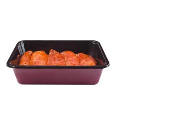 Çiğ marine edilmiş et. Süpermarket için tepside tavuk filetosu ve izole edilmiş beyaz arka planda fırında pişirmek için. Beyaz arka planda plastik tepside çiğ tavuk eti.