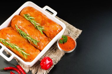 Terbiye edilmiş tavuk filetosu ve salamura edilmiş otlar. Baharatlı ve biberli marine edilmiş tavuk göğsü. İnce dilimlenmiş tavuk filetosu..