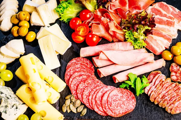 Üst manzara. Antipasto tabağı. Peynirli soğuk et tabağı..