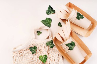 Eko el işi kağıt masa eşyaları. Yiyecek teslimatı için kumaş poşeti. Kağıt bardaklar, fast food kapları. Geri dönüşüm, çevre dostu konsept.