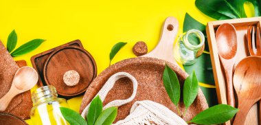 Geri dönüşüm kavramı. Sarı zemin üzerinde boş, tek kullanımlık çevre dostu plakalar. Doğal malzemelerden yapılmış ekolojik sofra takımı. Plastiksiz hayat..