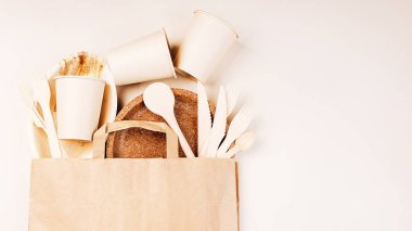 Yiyecek teslimatı için el işi kâğıdı torbası. Mekan kopyala. Eko el işi kağıt sofra takımı, fincanlar, fast food konteynerleri. Geri dönüşüm, çevre dostu konsept..