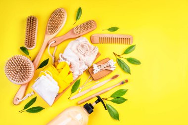 Plastiksiz konsept. Hijyen, yüz ve vücut bakımı için doğa dostu malzemelerden yapılmış eşyalar. Doğal malzemelerden yapılmış kişisel bakım ürünleri..