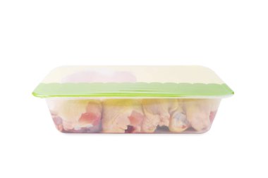 Süpermarkette plastik tepside bir sürü taze tavuk budu. Paketleme tepsisinde çiğ tavuk budu..