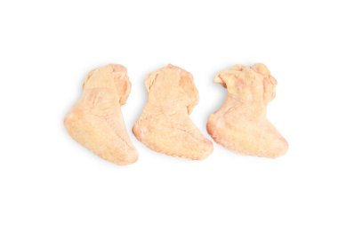 Endüstriyel tavuk satışı ve üretimi. Saf, donmuş tavuk kanatları. İzole edilmiş beyaz bir arka plan..