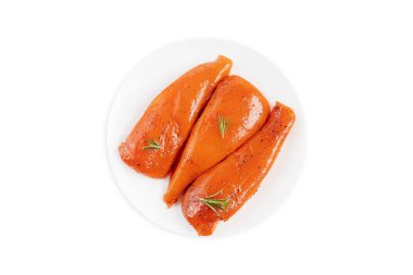 Tecrit edilmiş arka planda kırmızı soslu marine edilmiş tavuk filetosu. Anlaşıldı. Fast food, evde yemek..