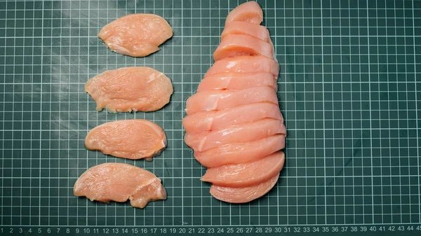 Muslo de pollo crudo con piel, deshuesada, para cocinar en tabla de cortar de madera.Carne de muslo de pollo en una tabla lineal. — Foto de Stock