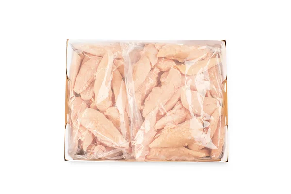 Poulet industriel vendu et produit.Ailes de poulet crues et congelées dans une boîte en carton sur un fond blanc isolé. Vue de dessus. Espace de copie. — Photo