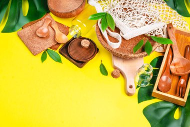 Plastiksiz hayat. Eko dostu tek kullanımlık sofra eşyaları. Fast food, restoranlar, paketler, piknikler. Geri dönüşüm konsepti..